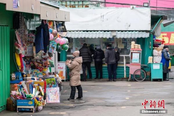 资料图：哈萨克斯坦局势趋稳，商铺开门民众出门购物