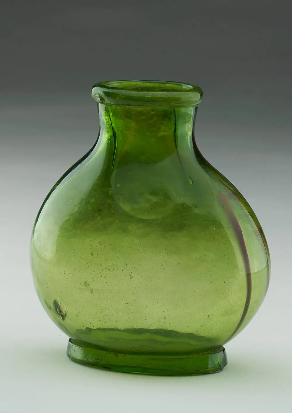 玻璃瓶，隋代，541-604 年，西安李静训墓出土，中国国家博物馆藏