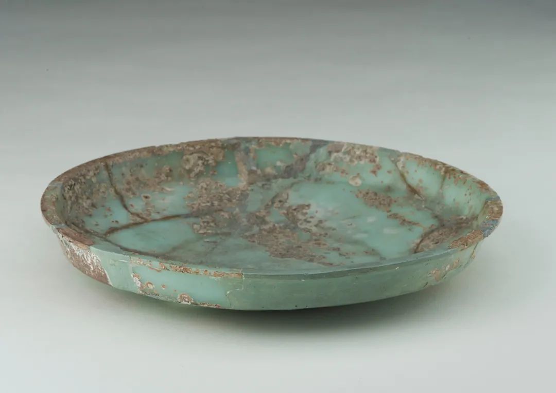 玻璃盘，西汉，公元前 202-公元 8 年，河北省满城刘胜墓出土，河北博物院藏