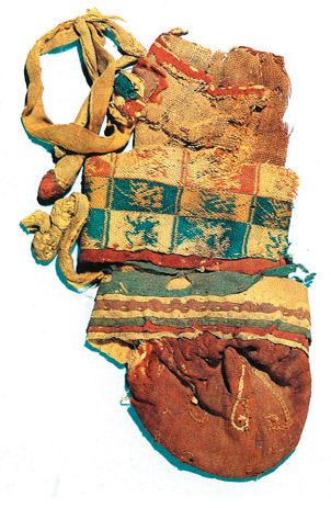 图2 新疆营盘墓地出土刺绣香包，公元 1—3 世纪。《新疆文物古迹大观》，乌鲁木齐：新疆艺术摄影出版社，1999，图 515、522。