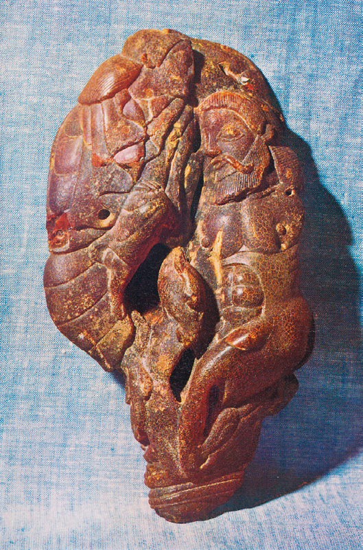 图14a 琥珀佩盒，大英博物馆藏，意大利，公元前 6 世纪—前 5 世纪。Catalogue of the Carved Amber. London: The British Museum, 1966，35。