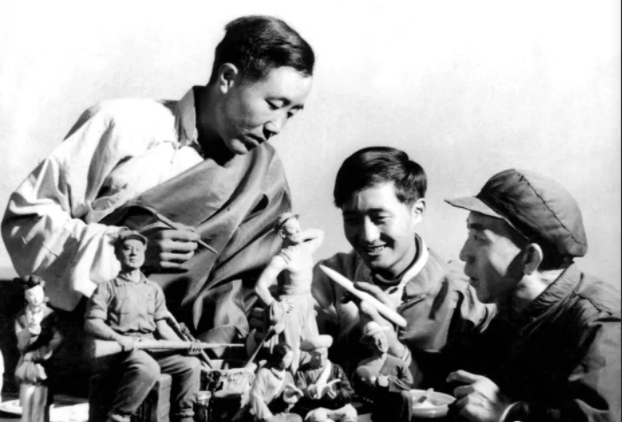 “泥人张”第三代传人张铭（右）与他的两位藏族徒弟