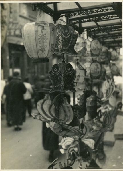 1940年代老北京的花灯  图片来源：抗战时期华北交通株式会社