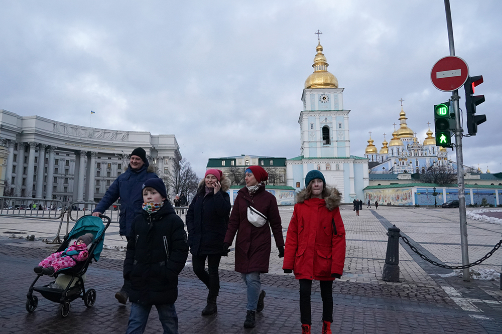 当地时间2022年2月12日，乌克兰基辅，民众在街头行走。
