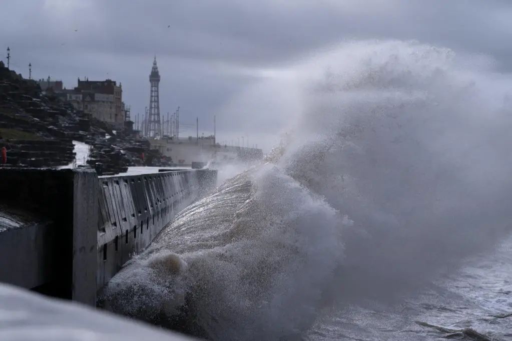 2月18日，在英国布莱克浦，巨浪拍打堤岸。风暴“尤妮斯”18日侵袭英国多地。在英格兰南部怀特岛，阵风时速超过196公里，刷新英格兰地区纪录。据当地媒体报道，风暴已造成英格兰地区3人死亡。 新华社 图