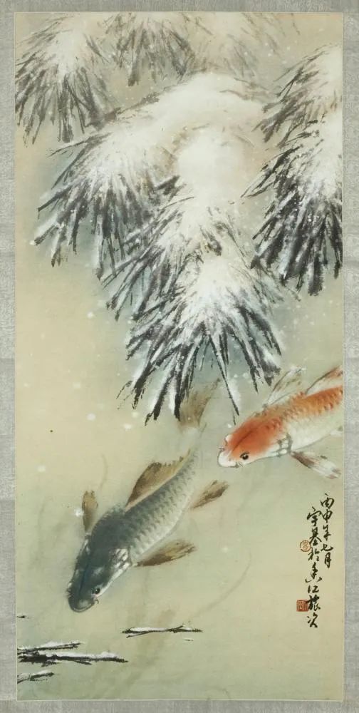 胡宇基（1927—），《鲤鱼戏于雪松下》1956，立轴，纸本设色