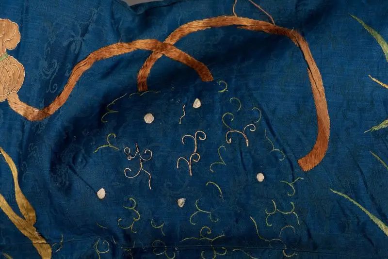 《雪持竹纹样小袖》（局部）日本，1700-1800 丝绸刺绣