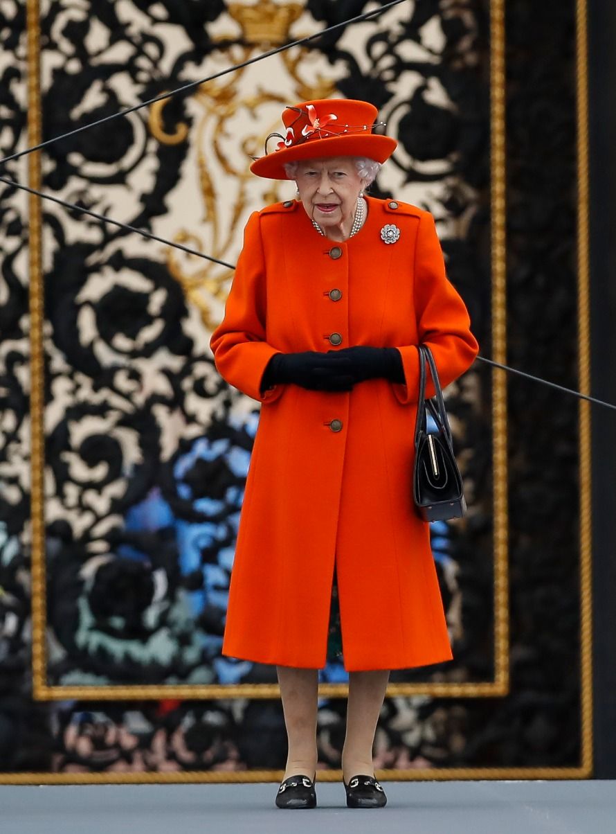 这是2021年10月7日，英国女王伊丽莎白二世在英国伦敦白金汉宫出席公务活动的资料照片。（新华社记者韩岩摄）