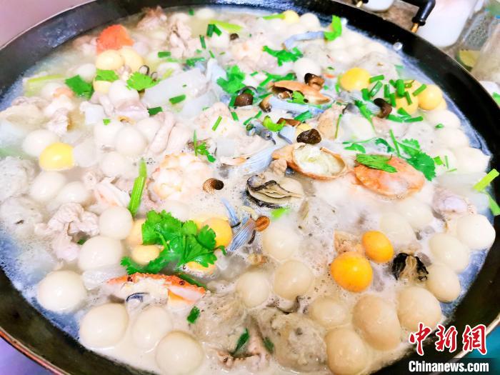 台山人喜欢用石蟹、生蚝、海虾、泥虫搭配家人喜欢吃的食材烹煮咸汤圆 李晓春 摄