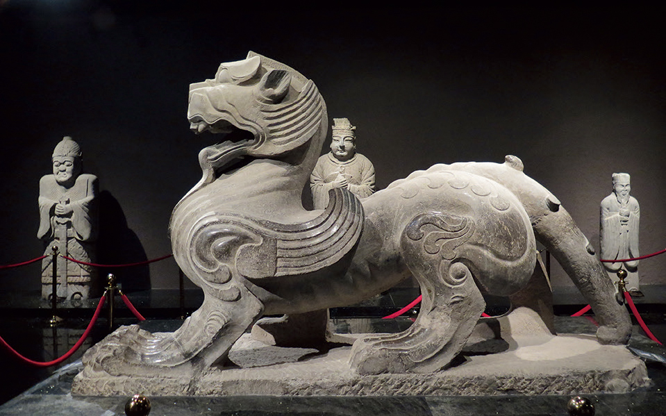 〔图二.2〕 看门用的狮子形象 东汉翼狮（ 雄） 河南洛阳孟津区油磨坊村出土，洛阳博物馆藏