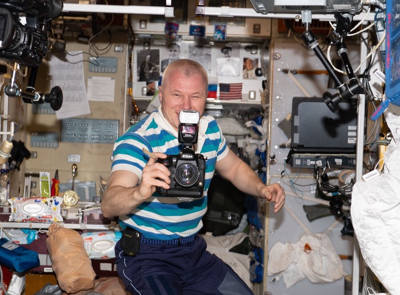 一名宇航员在国际空间站“星辰”号服务舱里。（资料图）
