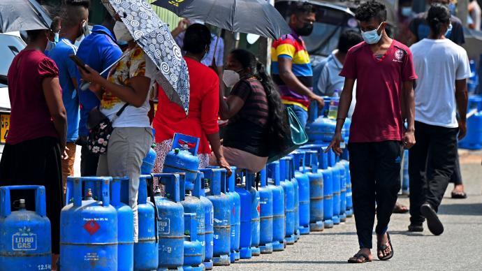 斯里兰卡经济危机：有民众排长队购油时猝死，学校因缺纸取消考试