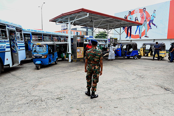 当地时间2022年3月22日，斯里兰卡科伦坡，士兵在加油站站岗巡逻。人民视觉  图