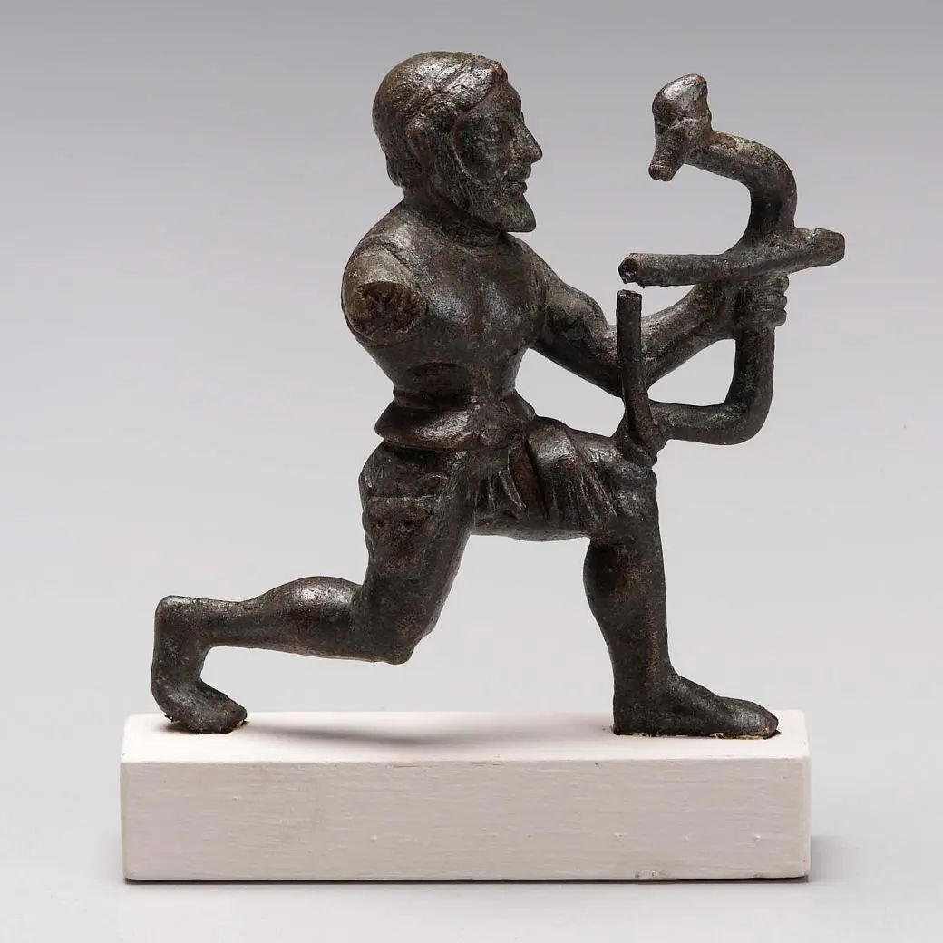 赫拉克勒斯射弓的雕像，希腊古风时代，约公元前550年，青铜 ​​​