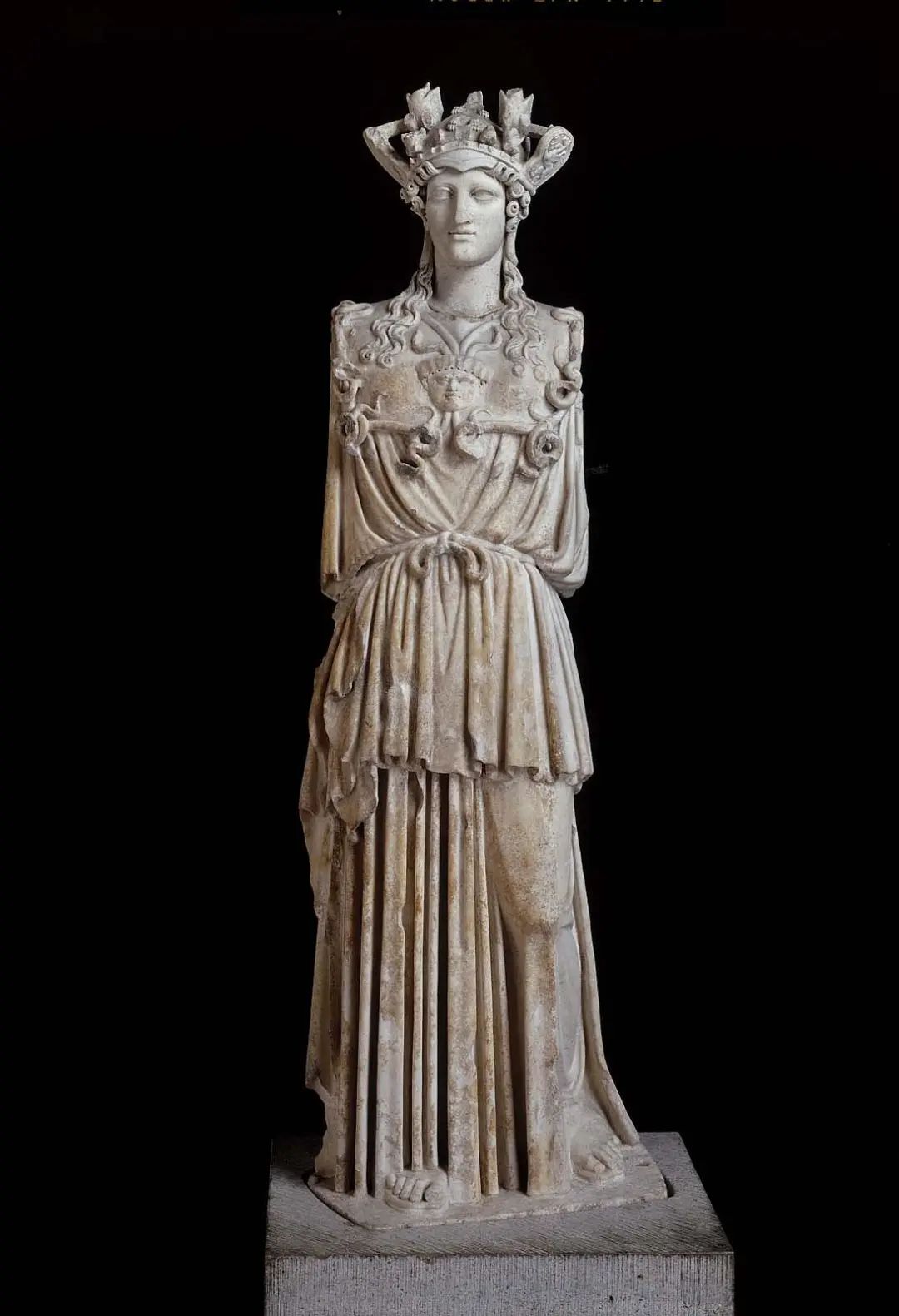 雅典娜·帕蒂诺斯（三女神之一）的雕像，罗马帝国时期，公元2或3世纪，大理石，来自雅典附近的彭代利山
