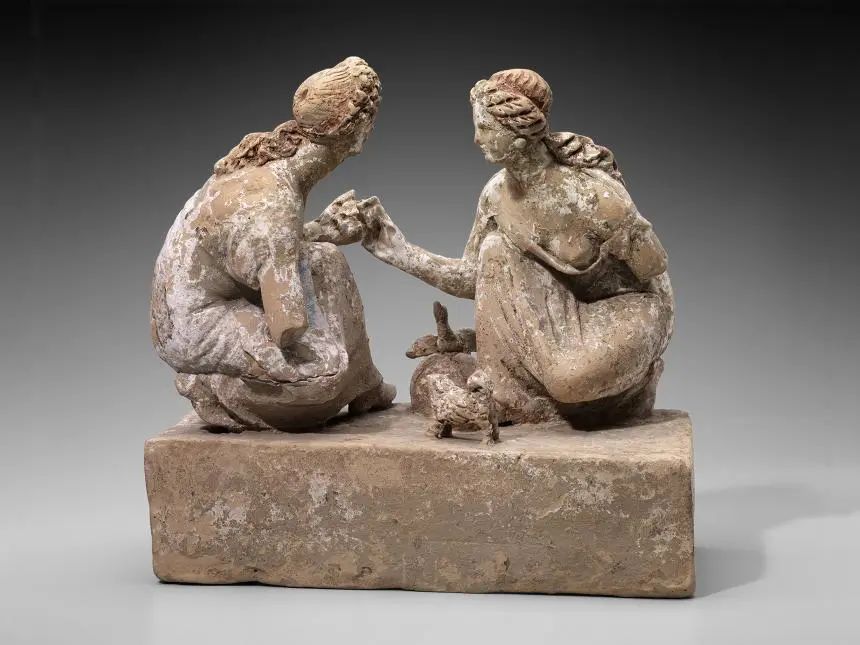 女孩们在玩指关节的游戏，希腊，南意大利希腊化时代早期，公元前330-300年制造地，意大利，卡普亚或库马伊，赤土陶器