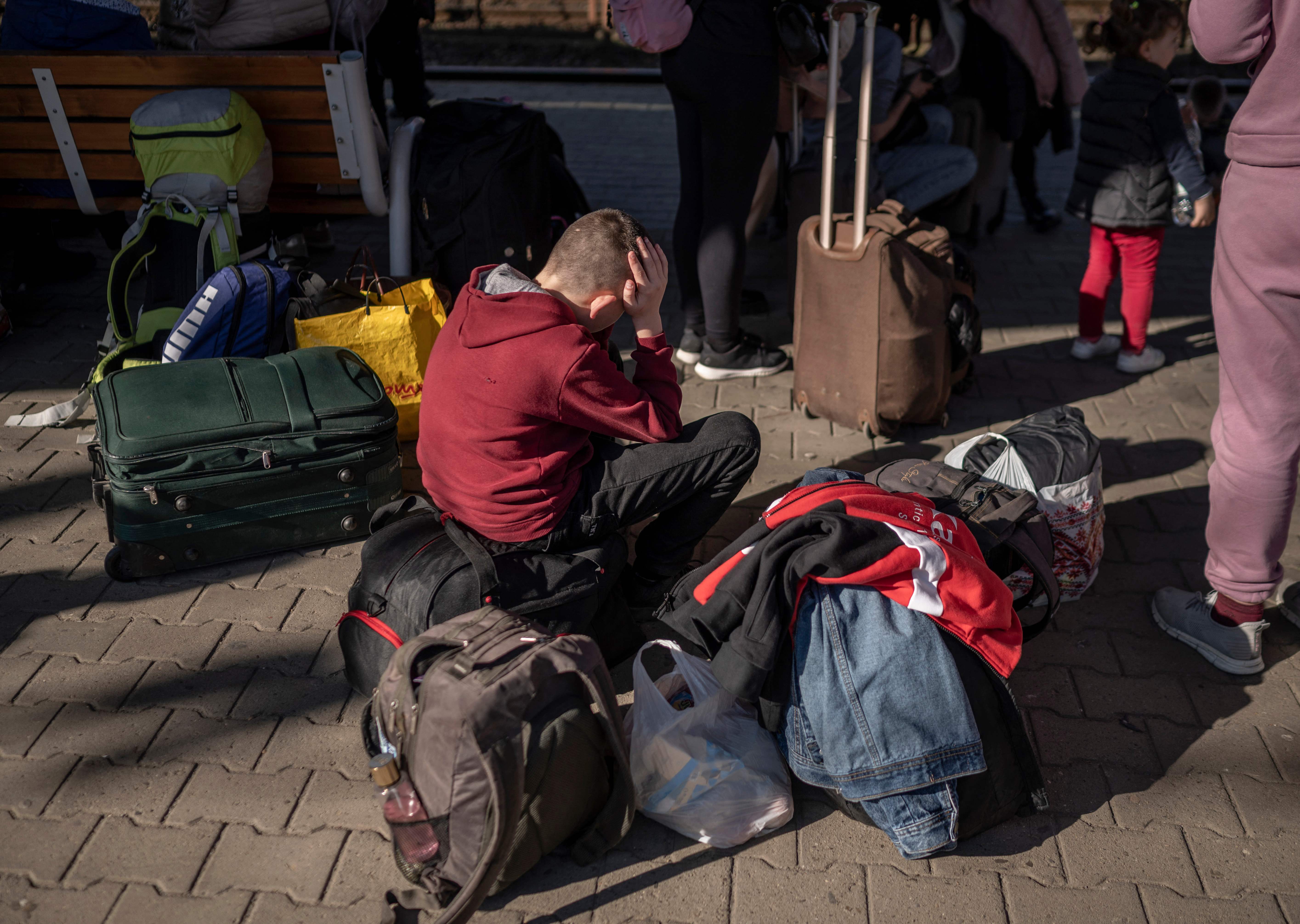 当地时间2022年3月23日，波兰普热梅希尔，乌克兰难民在车站等待。 人民视觉 图
