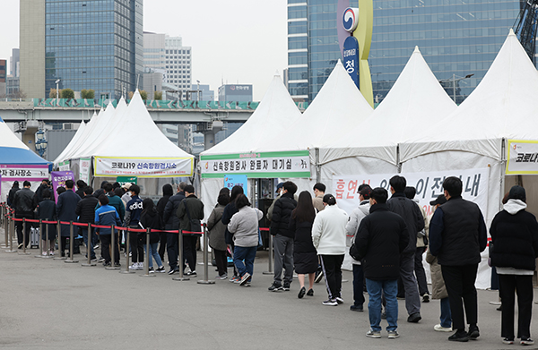 当地时间2022年3月23日，韩国首尔，市民们正在排队接受新冠检测。人民视觉  图