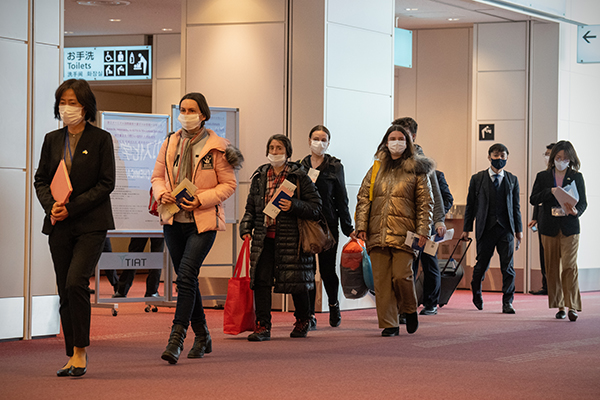 当地时间2022年4月5日，日本东京，一些乌克兰难民抵达羽田机场。人民视觉  资料图