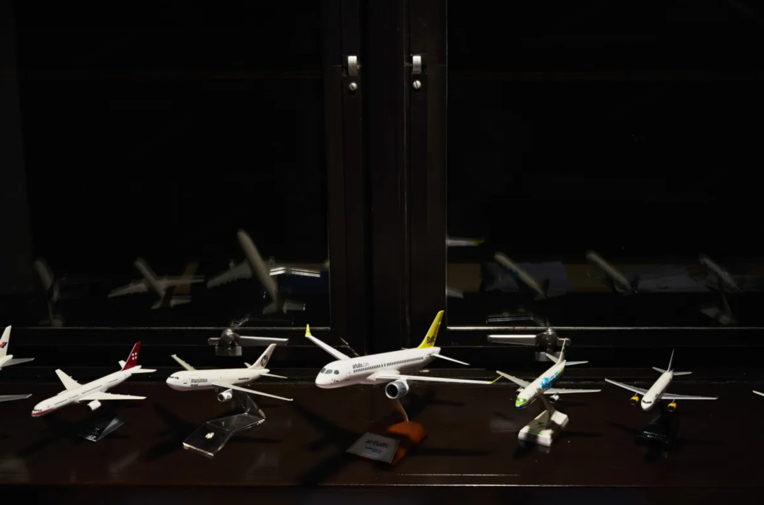 凯尼恩的办公室大厅内摆成一排的飞机模型，是航空公司客户送给詹森的礼物
