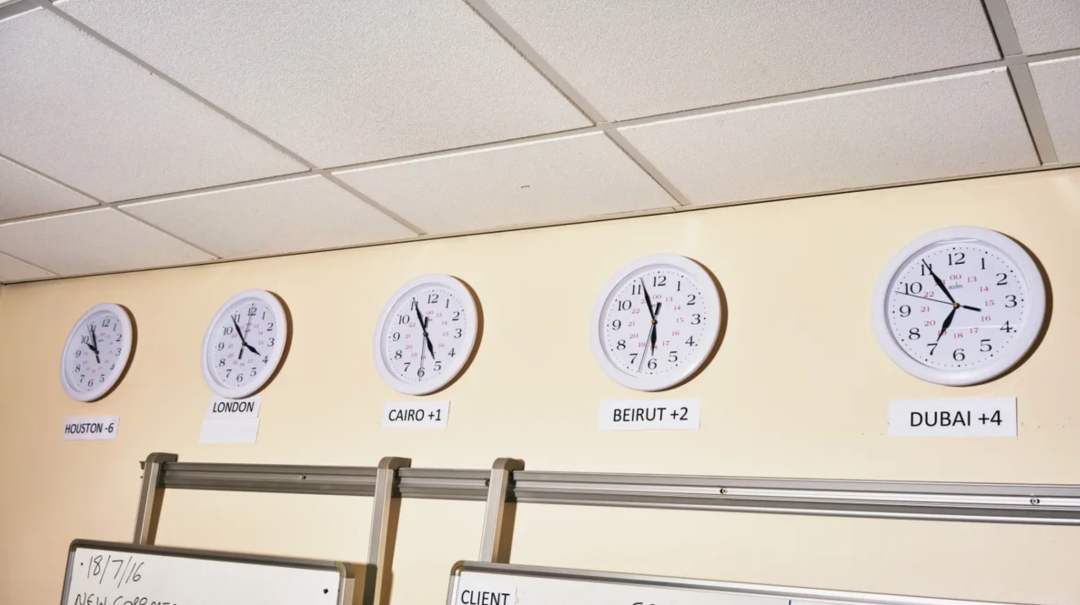 墙上的钟表显示着凯尼恩工作所在的不同时区