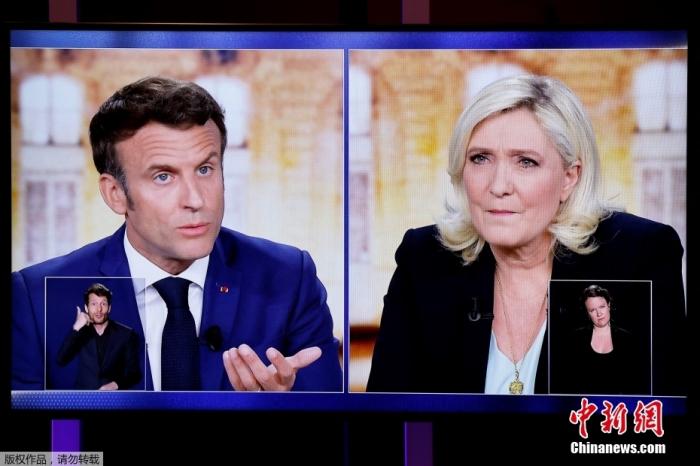 当地时间4月20日晚，法国总统马克龙与极右翼党派“国民联盟”总统候选人勒庞进行2022年法国总统选举电视辩论，图为两人当晚辩论的电视画面。