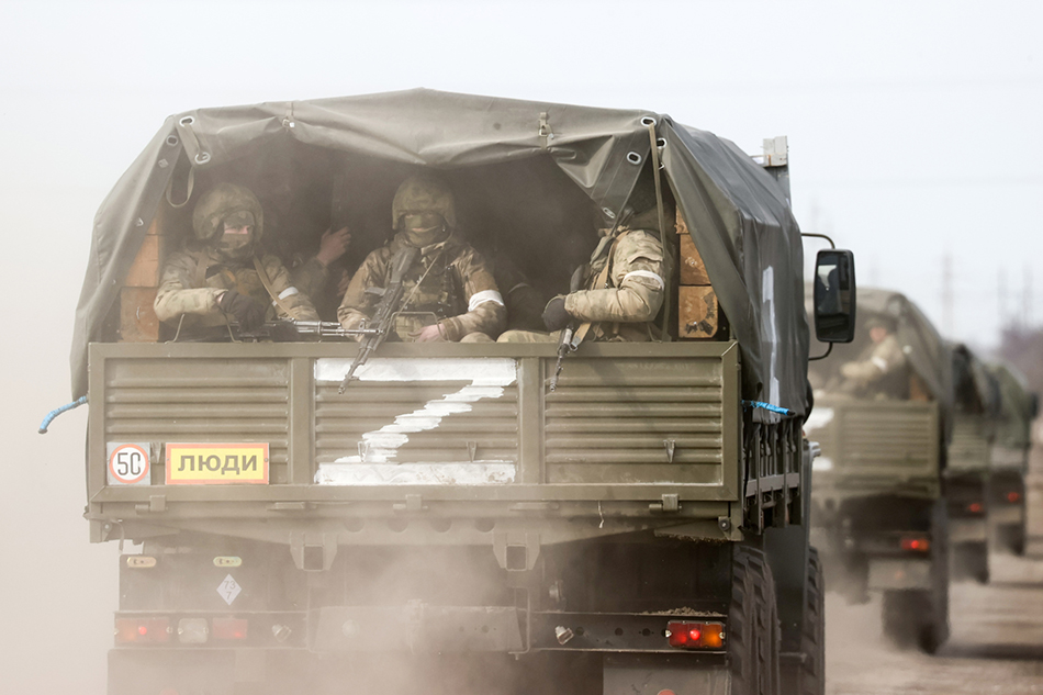 当地时间2022年2月24日，克里米亚，正在行驶的俄军事车辆。 澎湃影像 图