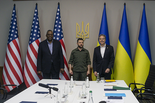 当地时间2022年4月25日，乌克兰首都基辅，美国国务卿和防长同乌克兰总统泽连斯基合影。人民视觉  图