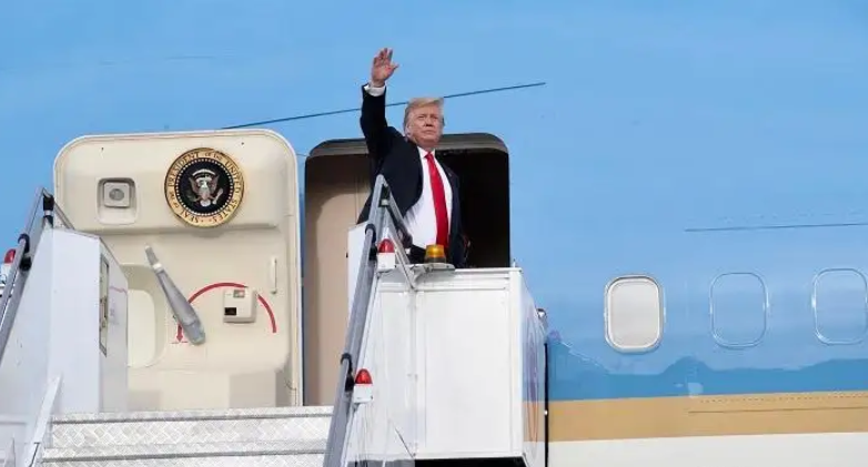美国前总统特朗普乘坐“空军一号”。