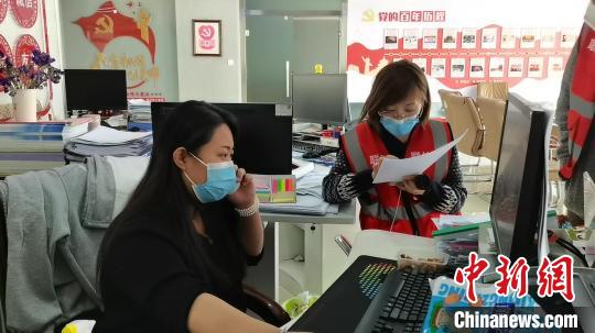 中国侨网图为青海侨界人士疫情期间开展志愿服务工作。　马慧君　摄