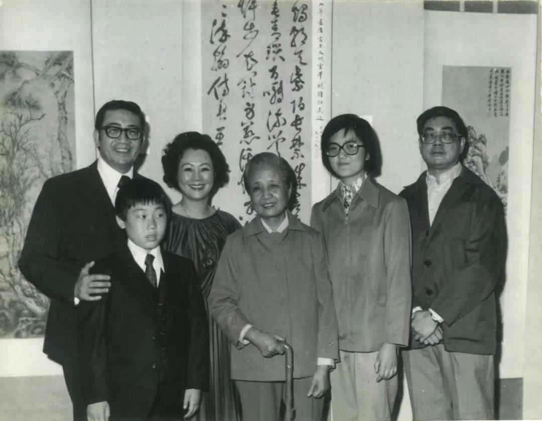 1979年，杨瓞绵、孙如佛与家人摄于上海博物馆书画捐赠仪式