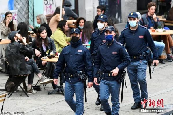 资料图：意大利警察在街上巡逻。