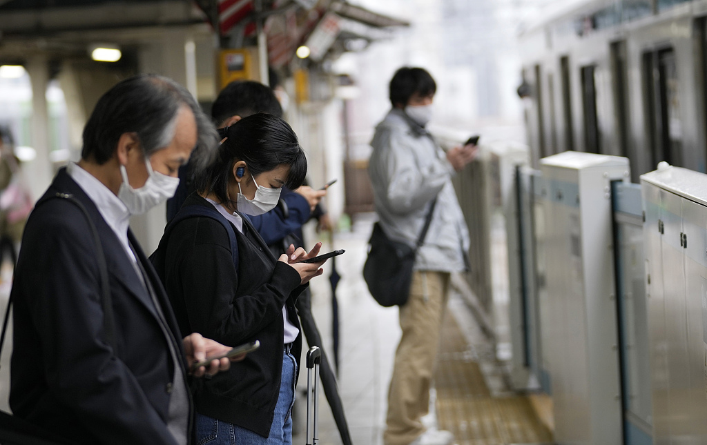 当地时间2022年4月15日，日本东京，市民戴口罩出行。人民视觉  资料图