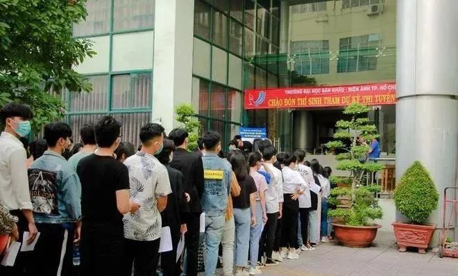 图为学生在越南电影舞台学院外等待考试
