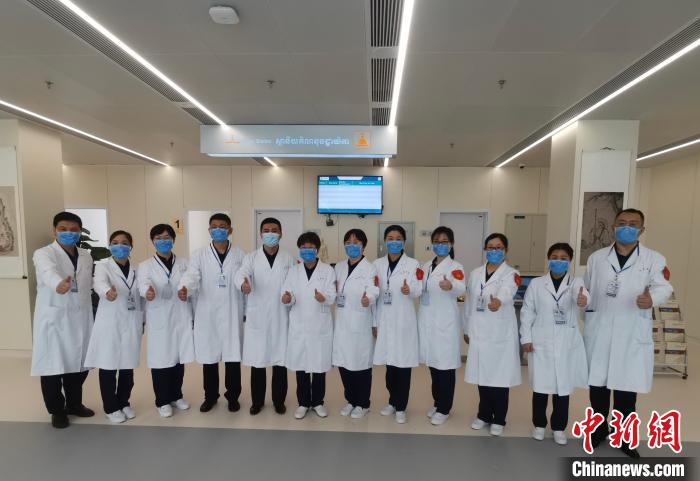 中国援柬中医抗疫专家组合影。　专家组提供