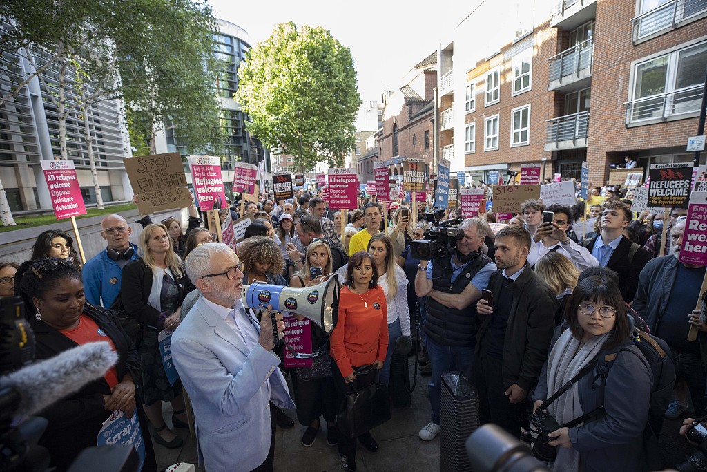 当地时间2022年6月13日，英国伦敦，数百名示威者在英国内政部门前抗议政府将移民和寻求庇护者送往卢旺达的计划以及上诉法庭就此事的裁决。  人民视觉 图