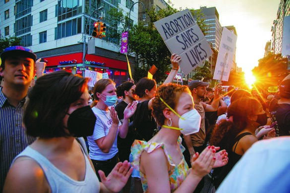 6月24日，堕胎权支持者在美国纽约街头抗议。新华社 图