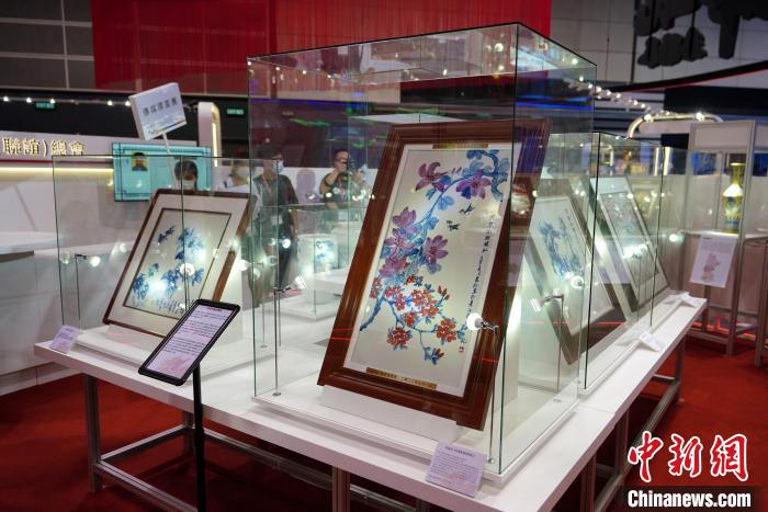 香港江西社团(联谊)总会展厅展示的瓷板画。　张炜 摄