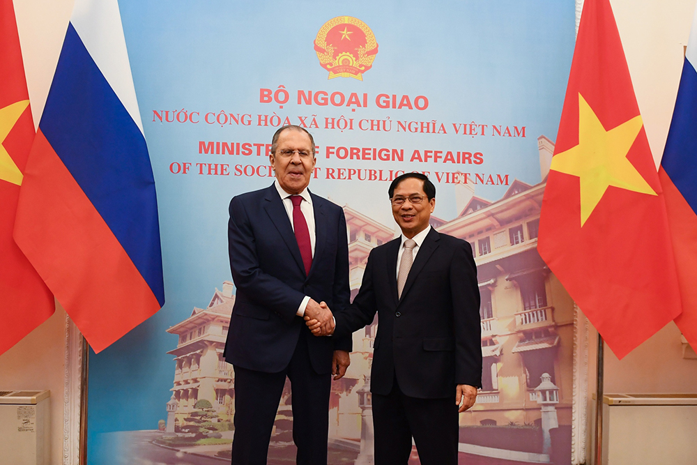 当地时间2022年7月6日，越南河内，俄罗斯外长拉夫罗夫与越南外交部长裴青山会晤。澎湃影像 图