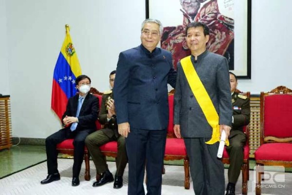 精英画家于成松获颁委内瑞拉国家最高荣誉勋章