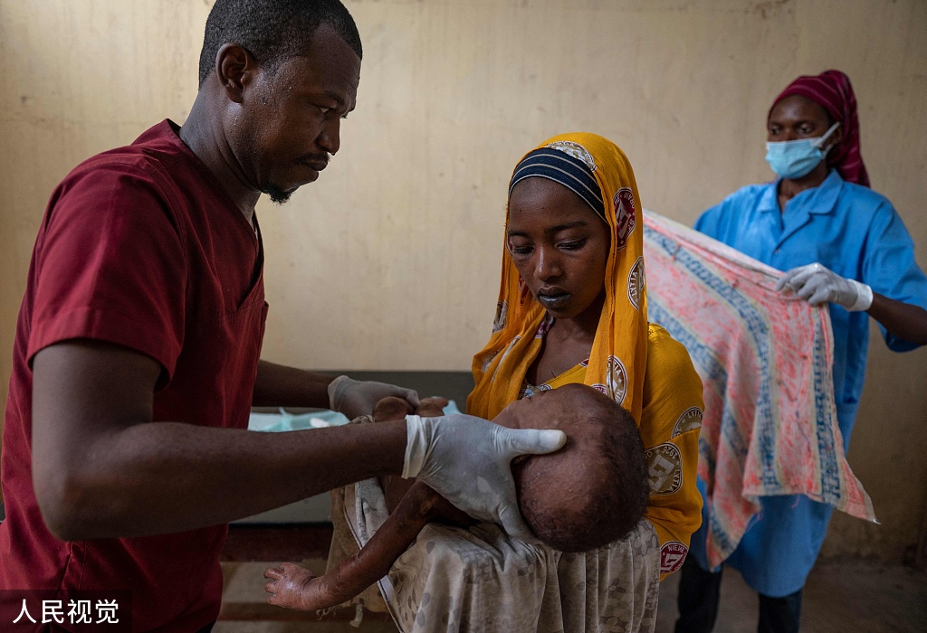 当地时间2022年5月13日，乍得恩贾梅纳，当地大量儿童因营养不良被送到医院接受治疗，病例激增医院超负荷运转。人民视觉 资料图