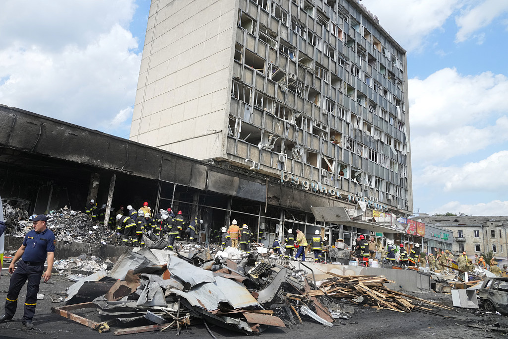 当地时间2022年7月14日，乌克兰中部城市文尼察，一栋办公楼及附近住宅楼遇袭，附近发生了火灾。  人民视觉 图