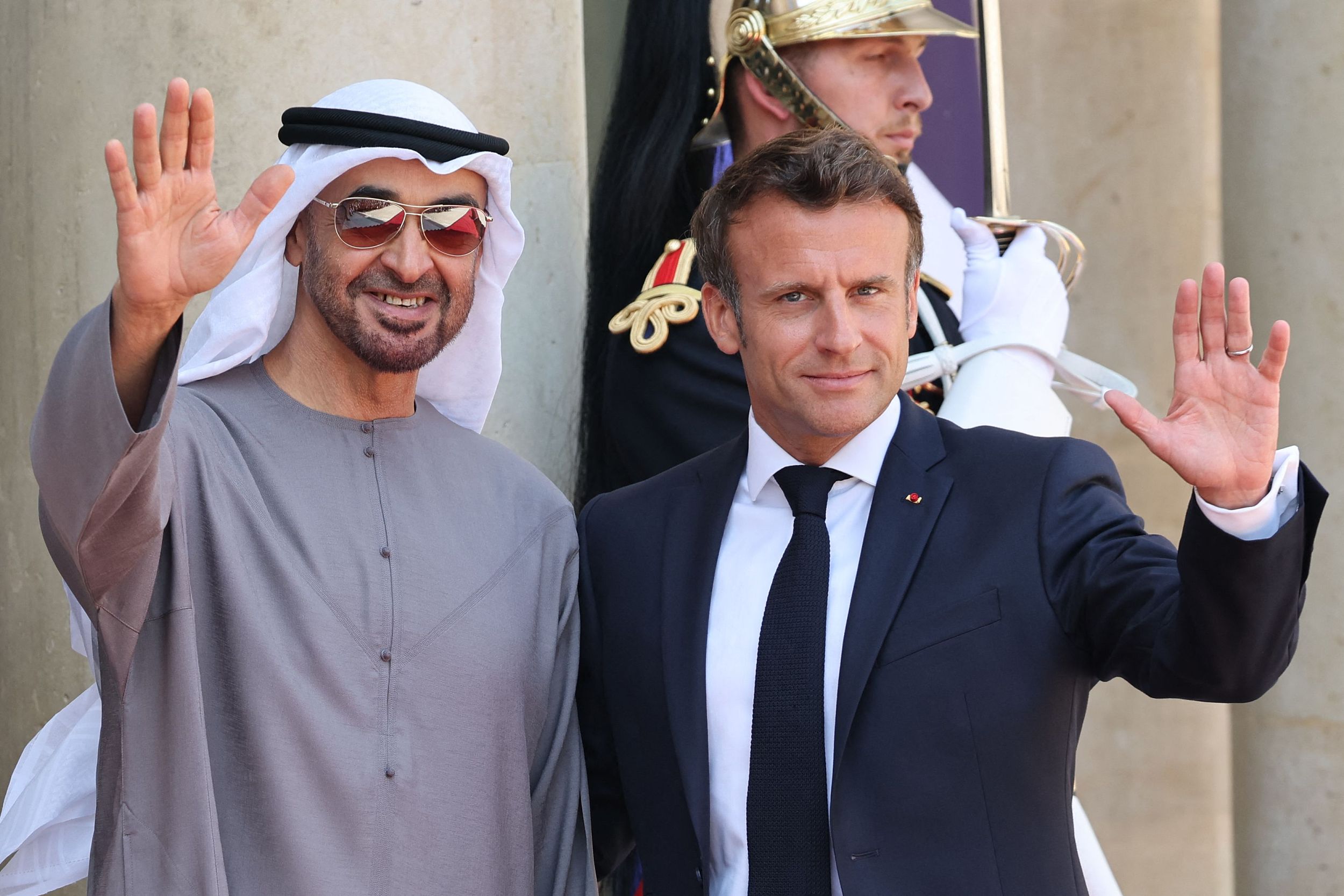 当地时间2022年7月18日，法国巴黎，法国总统马克龙(右)在爱丽舍宫欢迎阿联酋总统穆罕默德·本·扎耶德·阿勒纳哈扬(左)共进工作午餐，这是阿勒纳哈扬首次海外国事访问的一部分，议程包括能源和交通协议。视觉中国 图