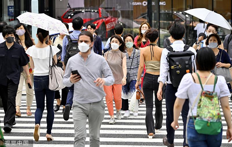 当地时间2022年7月21日，日本东京，市民外出佩戴口罩。视觉中国 图