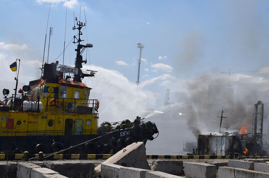 当地时间2022年7月23日，乌克兰敖德萨港被导弹击中后，乌克兰消防员在一艘燃烧的船上灭火。人民视觉 图