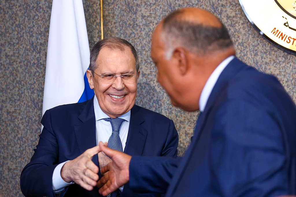 当地时间2022年7月24日，埃及首都开罗，俄罗斯外长谢尔盖·拉夫罗夫(左)和埃及外长萨迈赫·舒凯利在埃及外交部大厦举行的联合新闻发布会上握手。视觉中国 图