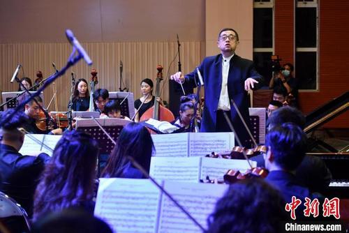 中国侨网图为中央音乐学院钢琴系主任、中国音协钢琴学会副会长韦丹文指挥音乐会。　吕明　摄