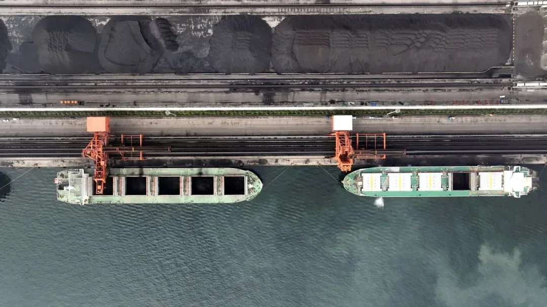 8月25日，在唐山港曹妃甸港区，装船机在进行煤炭装船作业（无人机照片），全力做好“北煤南运”能源运输保障工作 新华社图