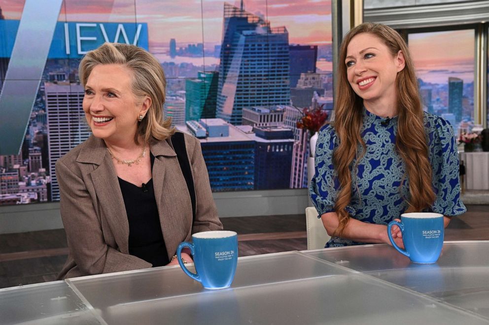 PHOTO: Former Secretary of State Hillary Clinton and Chelsea Clinton join 
