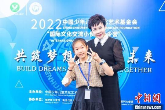 中国少年儿童文化艺术基金会理事长阚丽君与小使者合影 中国少年儿童文化艺术基金会供图